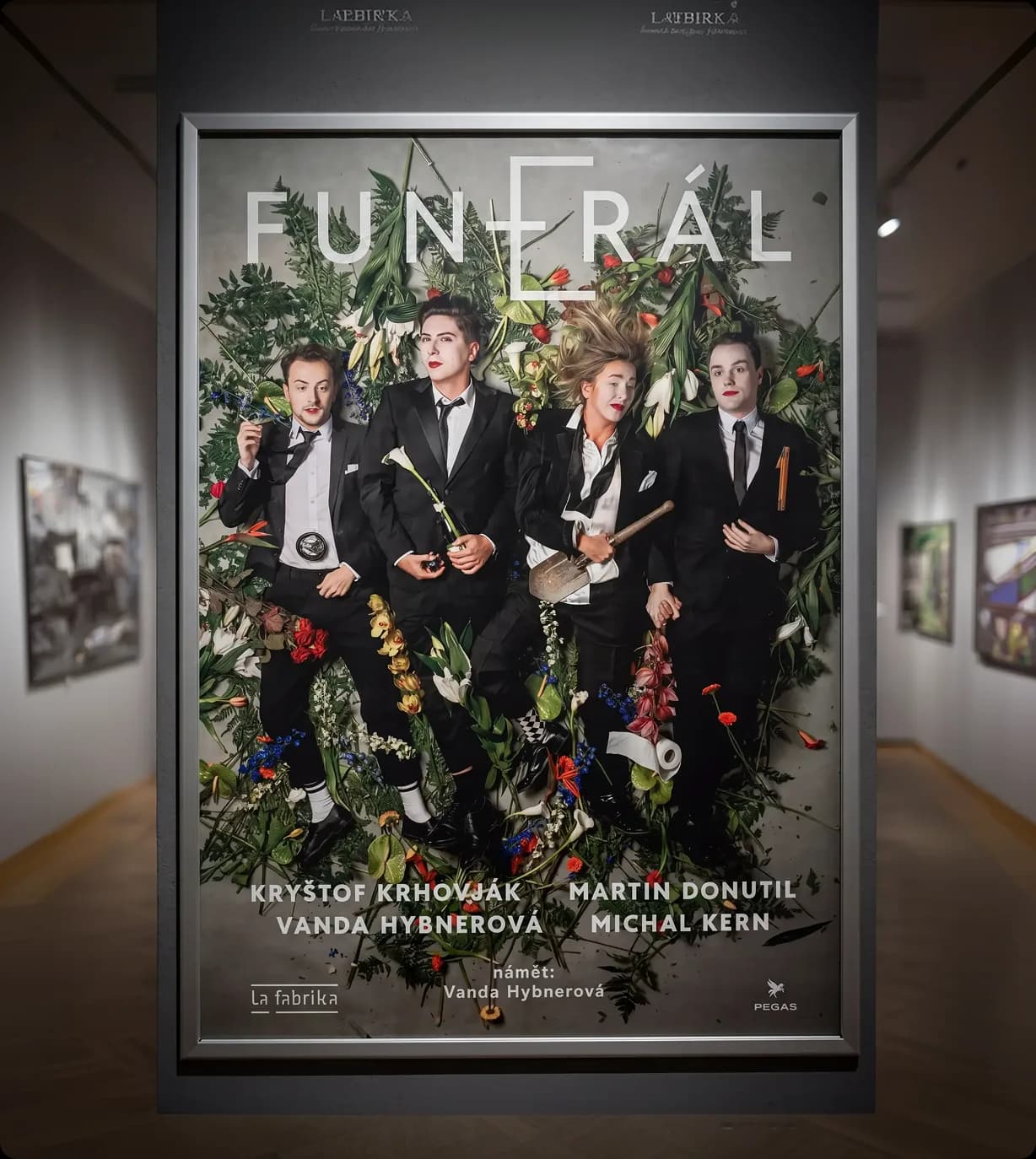 Plakát inscenace FUNERÁL s logem PEGASu