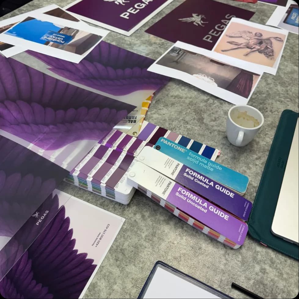 Tisky křídla a vzorníky Pantone při ladění značkové fialové