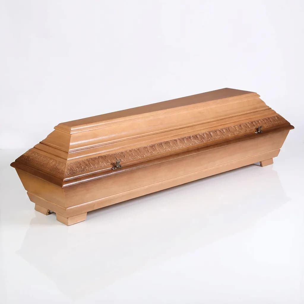 Tatáž rakev nasvícená na čistě bílém pozadí