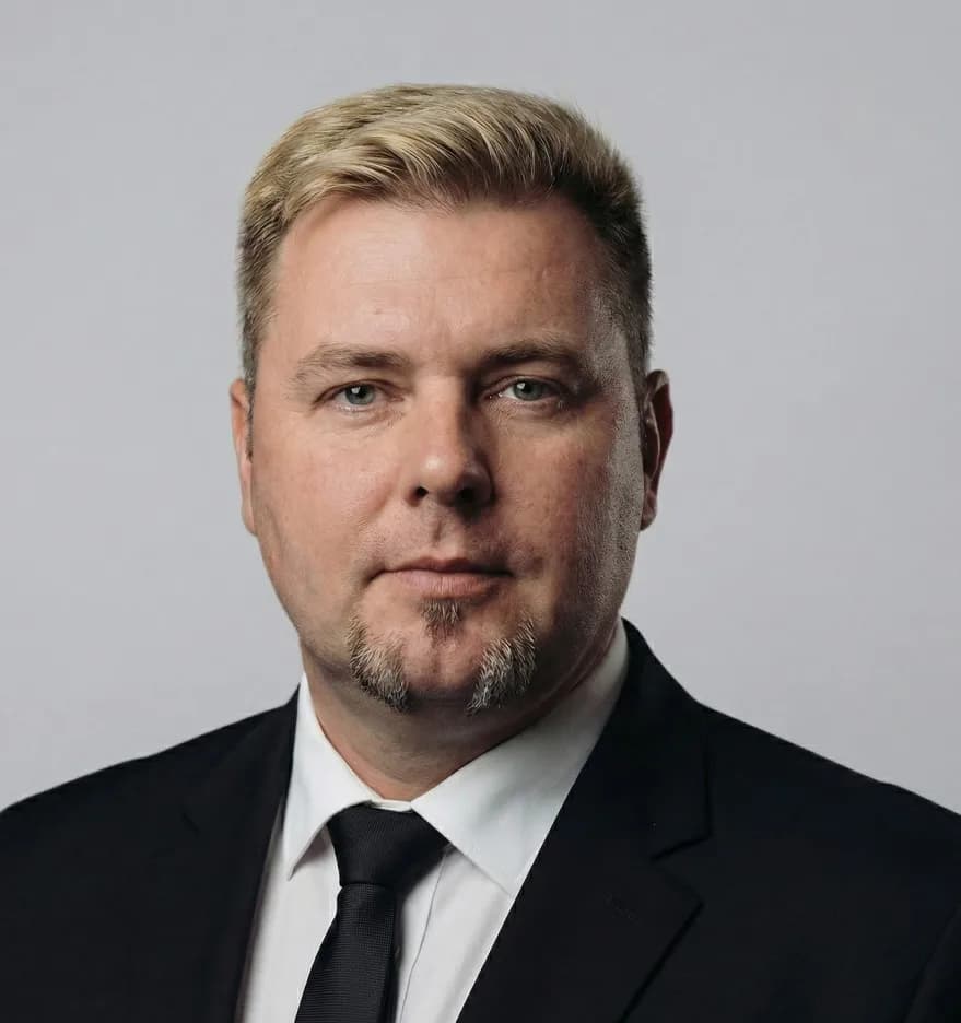 Sjednocený portrét téhož zaměstnance v obleku